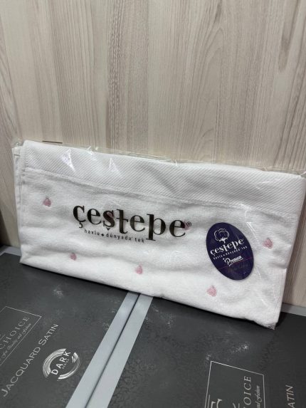 Рушник Cestepe для обличчя білий з рожевими сердечками, губами та бантиками, 50x90 см