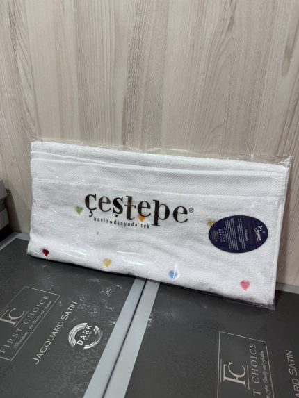 Рушник Cestepe для обличчя білий з рожевими сердечками, губами та бантиками, 50x90 см