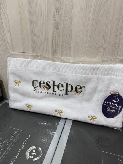 Рушник Cestepe для обличчя білий з рожевими сердечками, губами та бантиками, 50x90 см