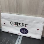 Рушник Cestepe для обличчя білий з рожевими сердечками, губами та бантиками, 50x90 см